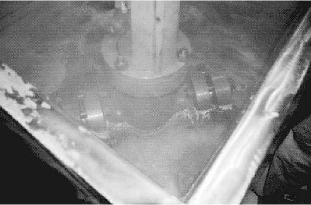 圖11  -196℃低溫閥門在液氮中做低溫密封性能試驗的近距離俯瞰照